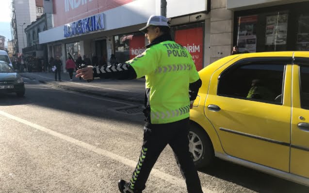 Polis caddede temizlik yaptı