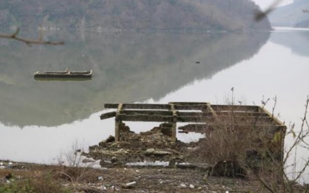 Sular çekilince evler ortaya çıktı