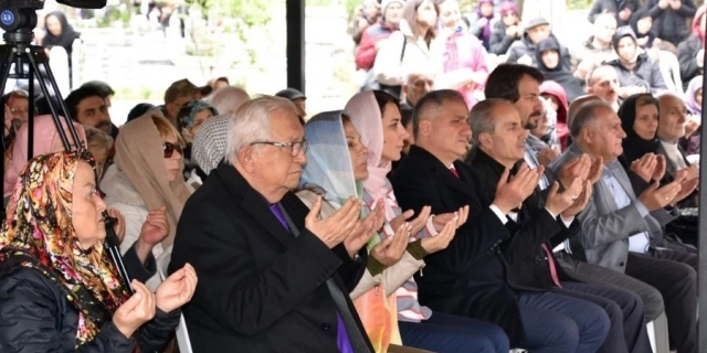 Şehir mezarlığındaki mevlid programına yoğun ilgi