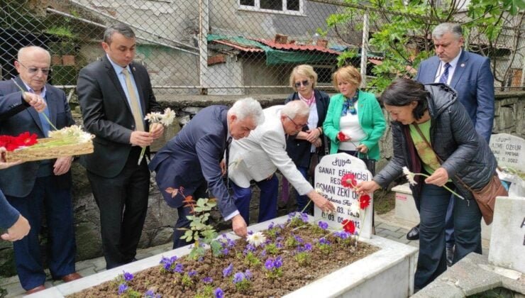 Osman Zeki Oral, mezarı başında anıldı.