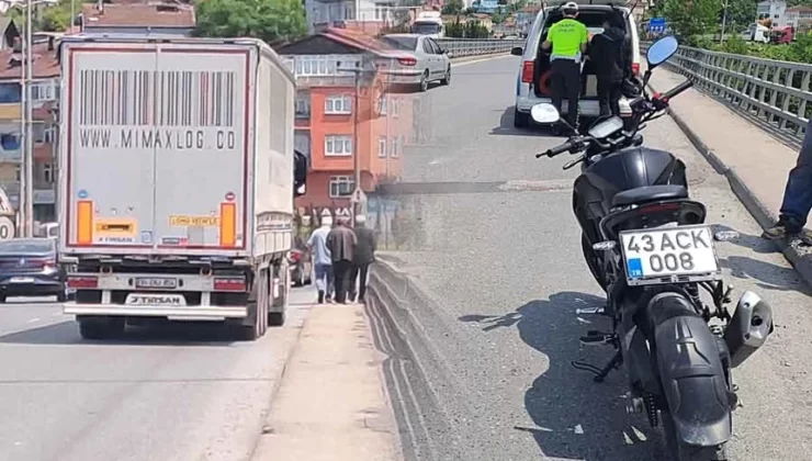 TIR’a çarpmamak için motosikleti yatırdı…