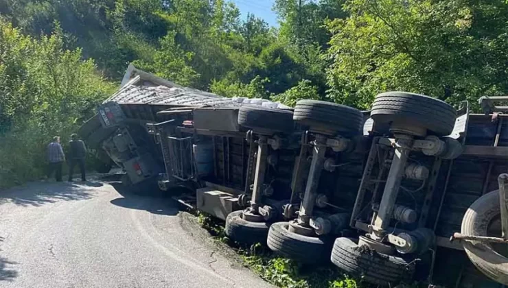 Saman yüklü TIR devrildi… Yol trafiğe kapandı…