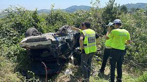 Bariyerleri aşıp, şarampole düşen otomobilin sürücüsü öldü