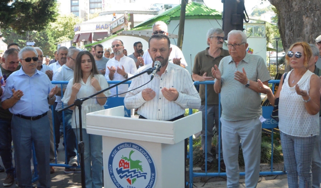 Ereğli Belediyesi vatandaşlara aşure dağıttı.