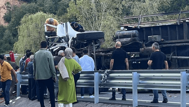 Seyir halindeki tır yan yattı… Yol trafiğe kapandı…