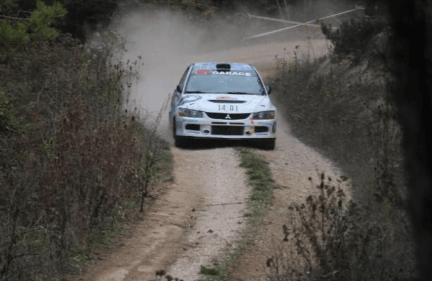 Ralli pilotları tozu dumana kattılar