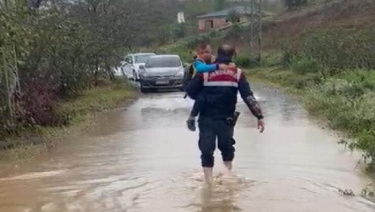 Servis aracında öğrenci mahsur kaldı…