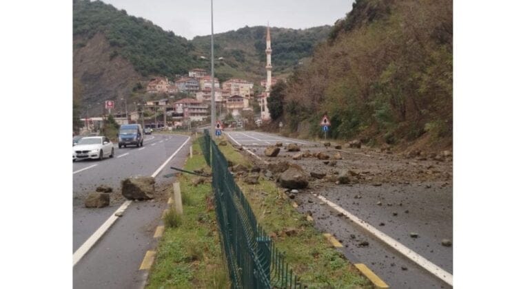 Aşırı yağış trafiğin kapanmasına neden oldu