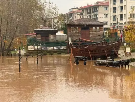 Metrelerce su seviyesi yükseldi köylere ulaşım kapandı