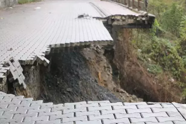 Hastaneye giden yol çöktü trafik kapatıldı