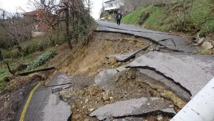 İki köy arasında heyelan ulaşım kesildi