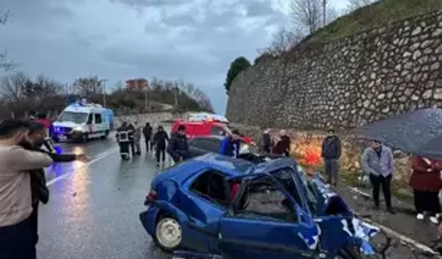 İki otomobilin kafa kafaya çarpıştı 1 ölü 2 yaralı