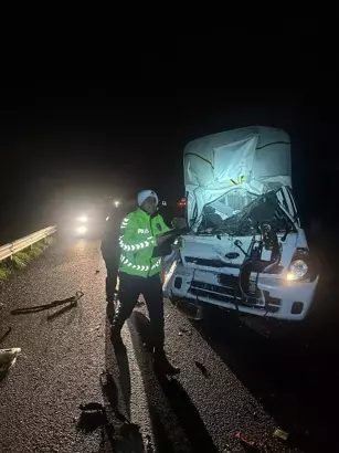 Kamyonet kamyona arkadan çarptı 1 ölü