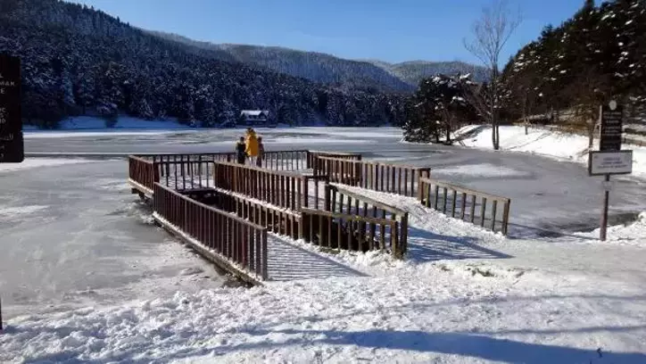 Hava sıcaklığı -15 dereceye düştü… Gölü buz tuttu