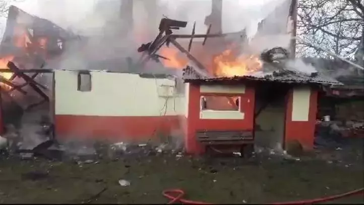 2 katlı ahşap ev kullanılamaz hale geldi