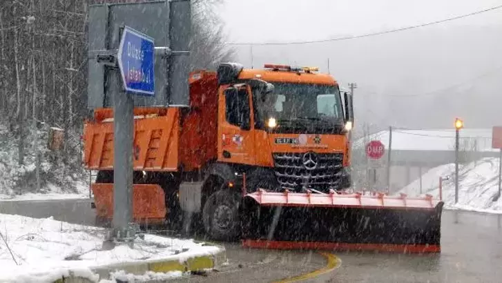 Kar yağışı başladı ekipler sorunsuz ulaşım için çalışıyor