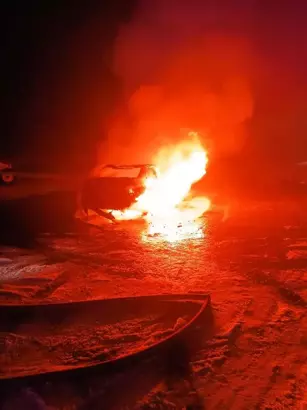  Park halindeki lüks otomobil kullanılamaz hale geldi