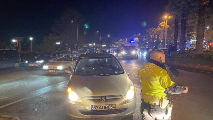 Otomobille motosiklet çarpıştı 2 kadın yaralandı