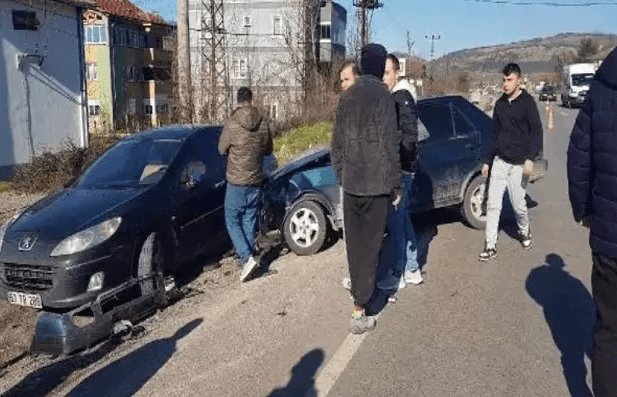 İki otomobilin çarpışması sonucu 3 kişi yaralandı…