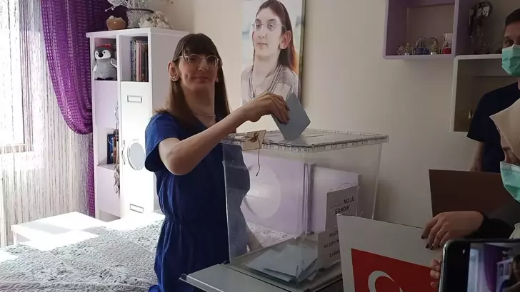 Dünyanın en uzun kadını oyunu evinde kullandı