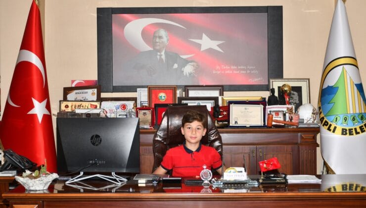 23 Nisan’da Başkanlık koltuğuna küçük Çağatay oturdu…