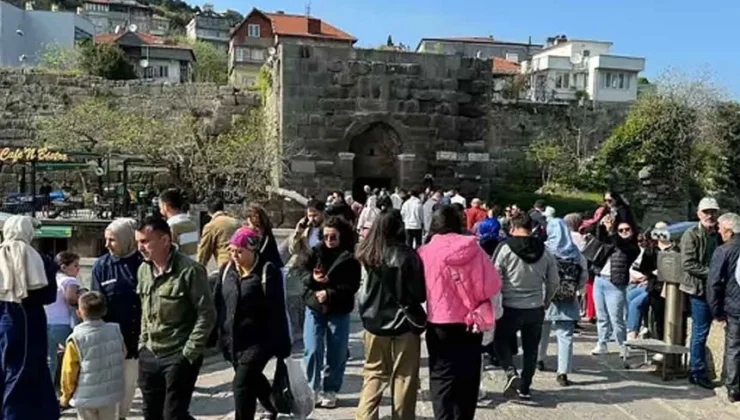 Amasra’ya 3 günde 100 bin araç giriş yaptı…