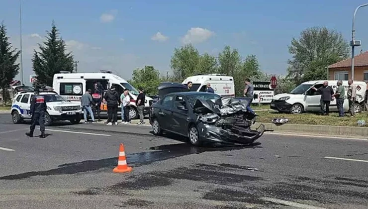 Hafif ticari araca otomobil çarptı… 3 yaralı
