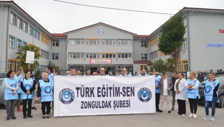 Öğretmenler okul önünde eylem yaptılar…