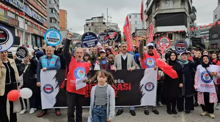 Öğretmen annesine destek verdi… Eylemde şiir okudu…