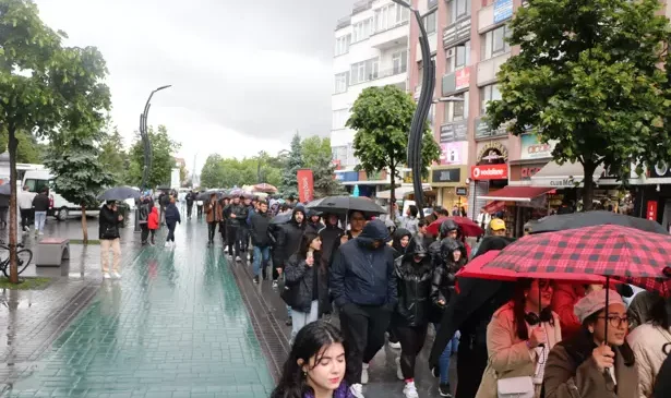 Üniversite öğrencileri ulaşım zammını protesto etti…