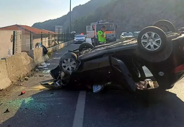 Bariyerlere çarpıp takla attılar… 1’i çocuk 4 yaralı