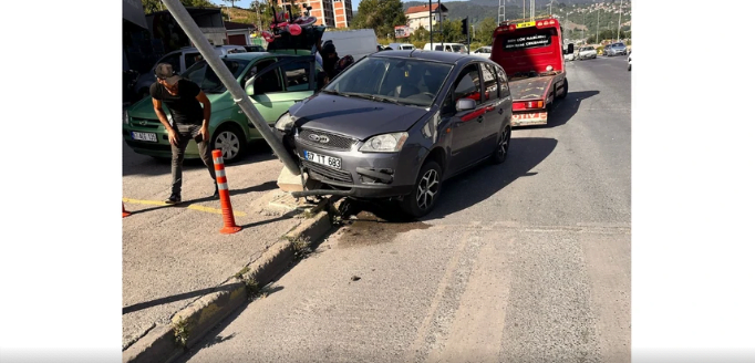 Kaldırıma çıktı… Direğe çarpıp durabildi…