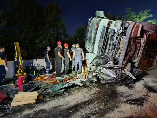 TIR dehşet saçtı… Otomobil üzerine devrildi…