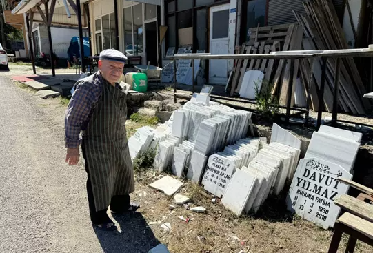 Kendi için 2 ayrı mezar taşı yaptı…