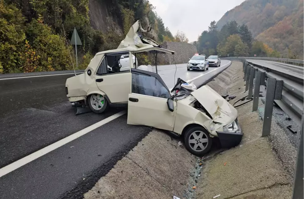 Hurdaya dönen araçtan fırladı…1 yaralı…