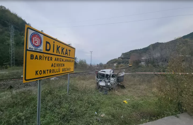 Kapalı bariyerden geçmeye çalıştı…1’i çocuk 2 yaralı…