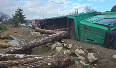 Tomruk yüklü kamyon devrildi… 2 kişi öldü…