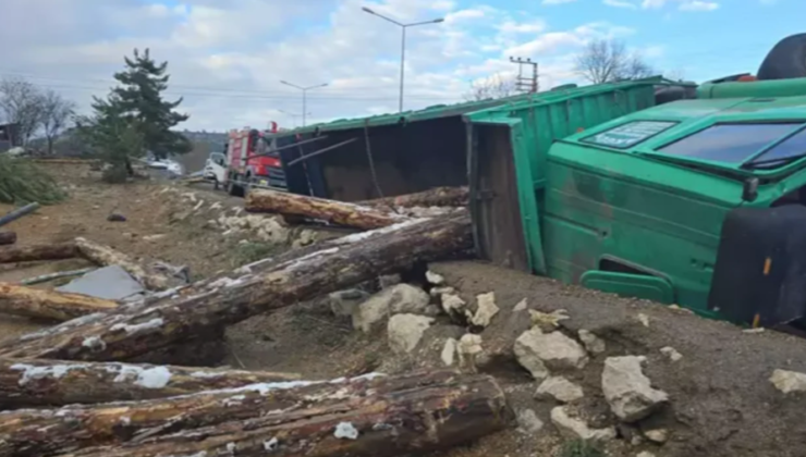 Tomruk yüklü kamyon devrildi… 2 kişi öldü…