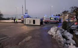 Buzlanan yolda işçi servis devrildi…7 yaralı…