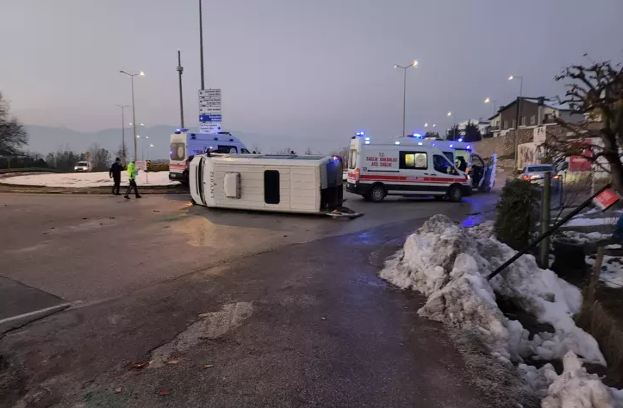 Buzlanan yolda işçi servis devrildi…7 yaralı…