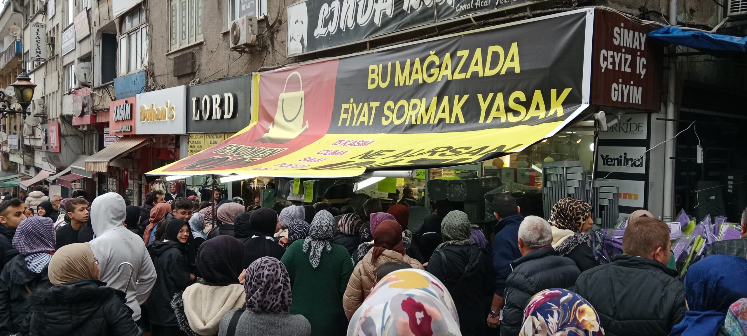 Burada fiyat sorma, ne alırsan 100 lira’ izdiham yaşattı…