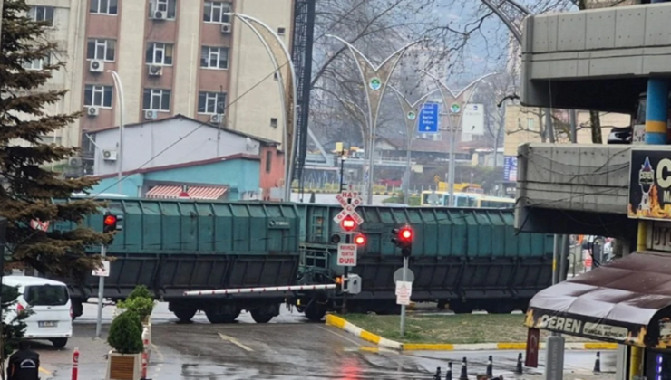 Önce raydan çıktı… İkiye ayrıldı…