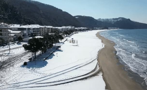 Mavi bayraklı plaj dronla görüntülendi…