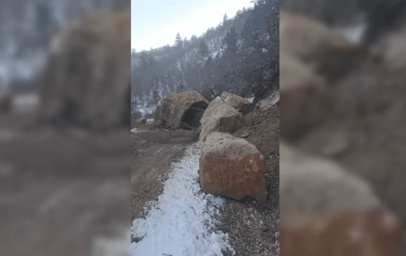 Köy yolunda heyelan… Ulaşıma kapandı…