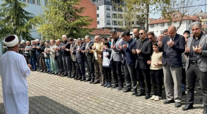 Vefat eden öğretmenler ve öğrenciler cenaze namazı kılındı..