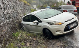 Yoldan çıktı… Su kanalına düştü…