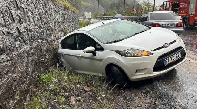 Yoldan çıktı… Su kanalına düştü…