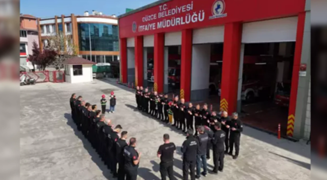 İtfaiyeci olmak isteyen iki kardeş itfaiyeci duasına katıldı