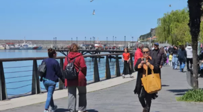 Güneşli havanın keyfini sahilde çıkardılar…