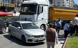 TIR otomobili sürükledi… Sürücü şoka girdi…